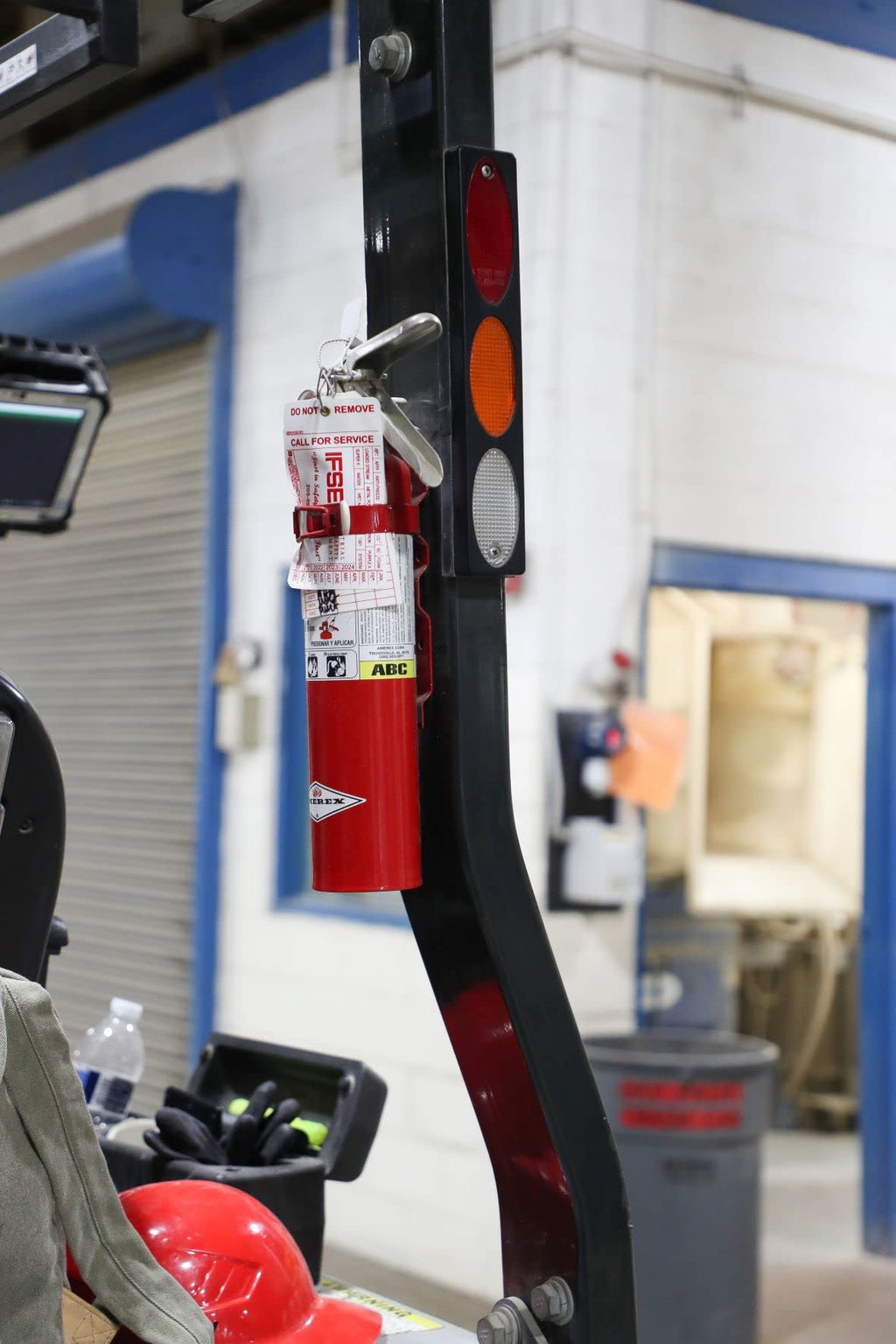 2.5 Pound ABC Dry Chemical Fire Extinguisher with Wall Bracket R3268